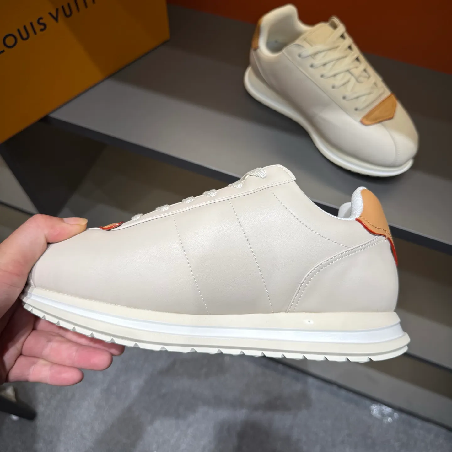 P540 Size 38-45 LV 🫏The colorful interpretation of BUTTERSOFT sneakers combines sheepskin, The colorful interpretation of LV BUTTERSOFT sneakers combines sheepskin and calfskin, bringing a super soft feel. Designed by Pharrell Williams, this '60s-inspired shoe features a padded upper that's been crafted by Louis Vuitton craftsmen to further enhance the comfort of the leather. In addition to the LV initials, it features multiple signatures, including natural leather trim and an embossed pattern of Pharrell Williams and lobster on the side, referencing the Fall/Winter 2025 men’s show. A must-have artifact for fashionistas✅